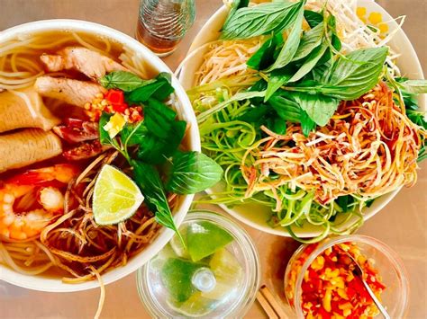  Bún Bò Huế: Khói Hương Gừng cay và Nồng vị Nước Lèo đậm đà