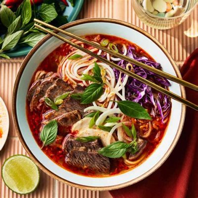  Bún Bò Huế: Khi vị cay nồng của sa tế gặp thanh mát của nước hầm xương bò!